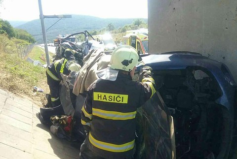 Tragédia na R1. Auto vyletelo z cesty