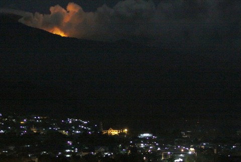 Sopka Lokon sa prebudila, chrlí lávu a popol