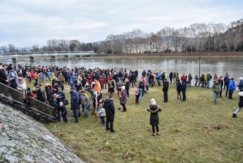 Ani päťstupňová voda neodradila ľadové medvede. Otužilci sa spoločne ponorili do vôd Váhu