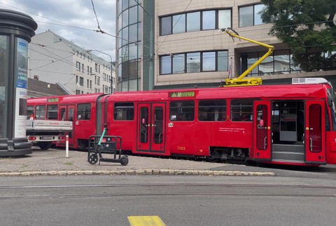 [multi] Električka vykoľajená 4463