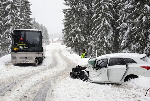 Hasiči zasahujú pri čelnej zrážke. Auto sa zrazilo s autobusom plným detí