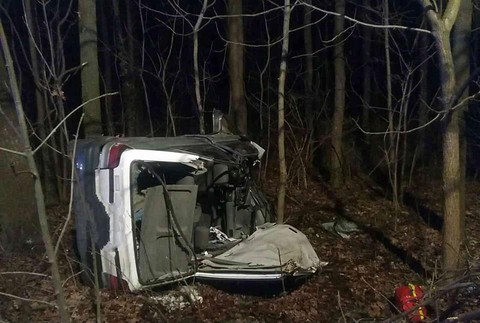 Pri Komárne sa zrazili tri autá. Cesta je uzavretá 