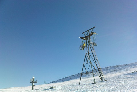 Milovníci lyžovania a zimných športov si prídu na svoje v nízkotatranskom stredisku Jasná. 36 kilometrov zjazdoviek, lyžiarske požičovne a školy, klzisko, ale i množstvo gastrozariadení, uspokoja aj toho najnáročnejšieho turistu.  Pre adrenalínuchtivých j