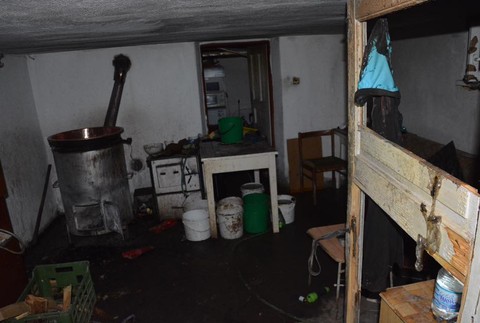 Explózia v nelegálnej pálenici. Muži utrpeli vážne zranenia