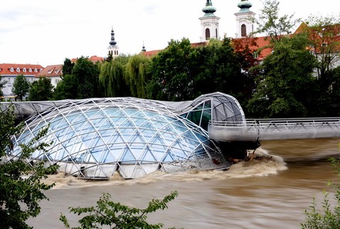 Záplavy dážď počasie zosuvy pôda Rakúsko ľudia dedina