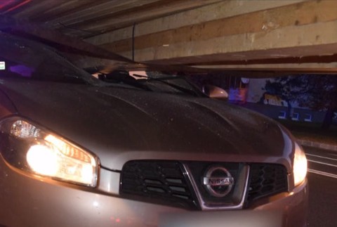 Vodiča delili od smrti centimetre. Drevené hranoly mu prerazili čelné sklo