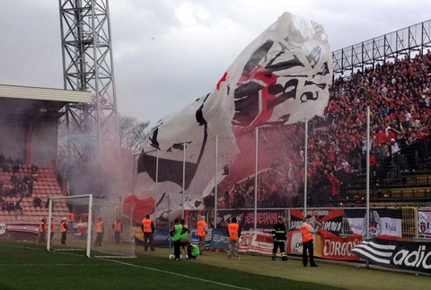 Futbalový zápas Spartak Trnava - Slovan Bratislava dym zábavná pyrotechnika
