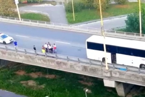 cestujúci z autobusu, v ktorom zomrel muž