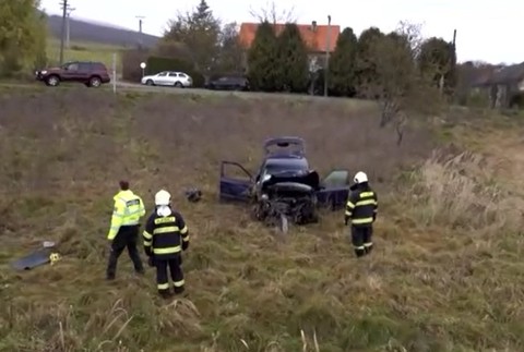 Dieťa a matku vymrštil silný náraz z auta. 