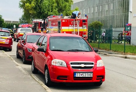 Hasiči zasahujú pri požiari v Trnave. 