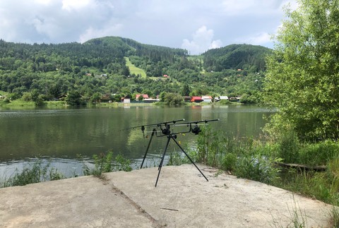 Nepríjemné prebudenie pre rybára. Voda mu v priebehu hodiny zaplavila auto