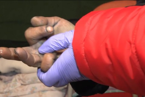 Pod jedným stanom sa stretlo 15 ľudí. Aby tam ostali, museli sa nechať otestovať