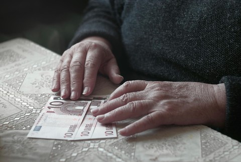 Dôchodkyňa a peniaze