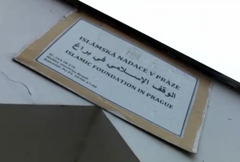 Policajti priviezli do Česka moslimského kazateľa. Obvinený je z podpory terorizmu