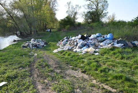 Nepochopiteľné konanie. Muž vyhodil pri Váhu viac ako 5 ton odpadu 