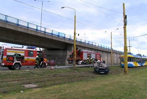 Mladík pri nehode spravil s autom salto a skončil v koľajisku. Električka bola len o pár metrov ďalej6727