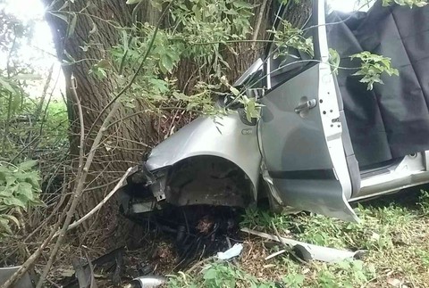 Náraz do stromu neprežila jedna osoba.