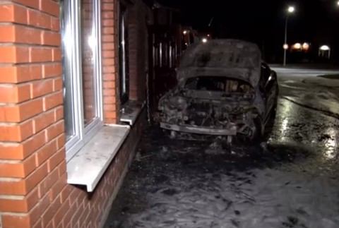 V Michalovciach vyčíňa podpaľač. Najprv horelo pohostinstvo, potom auto