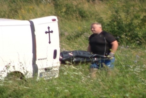 simonka telo nakladaju do auta