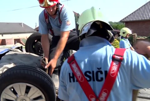 Vodič (19) skončil v stĺpe. Za volantom zrejme zaspal