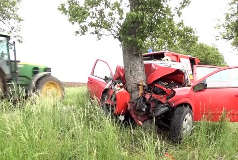 [multi] S autom vyletel z cesty a narazil do stromu. Pomáhať museli záchranárom aj hasiči 1643