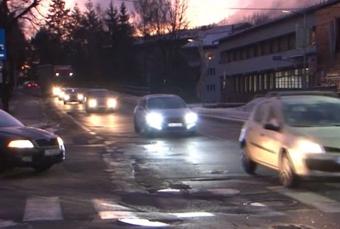 Zrazená žena na priechode