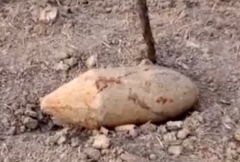 Nebezpečná bomba na poli. Do terénu okamžite vyrazili pyrotechnici
