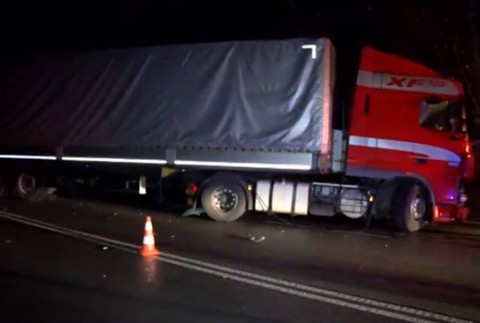 Dopravu paralyzovala zrážka auta s kamiónom. Na cestu vytekali litre nafty