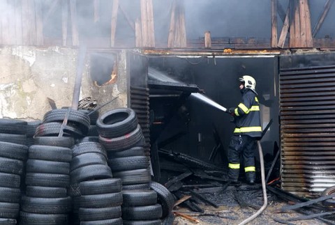 [multi] Mladá rodina prišla na Vianoce o živobytie. Plamene im pohltili autoservis 5469