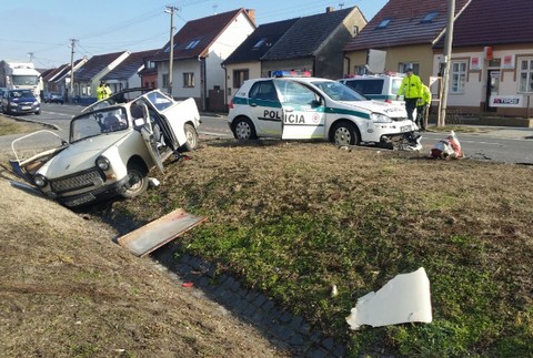 VIDEO: Kuriózna nehoda. Trabant skončil v policajnom aute 