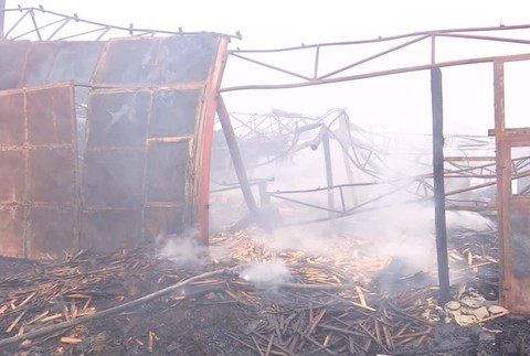 [multi] Obrovský požiar v Kolárove. Plamene zachvátili firmu na výrobu parkiet 1038