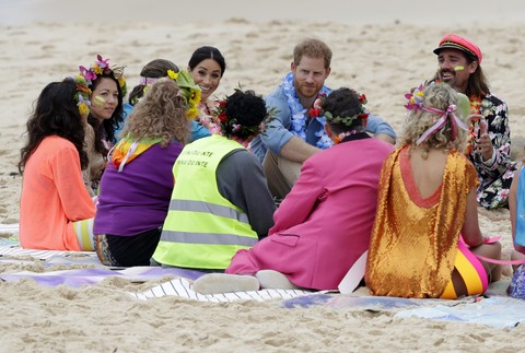 Meghan a Harry na pláži
