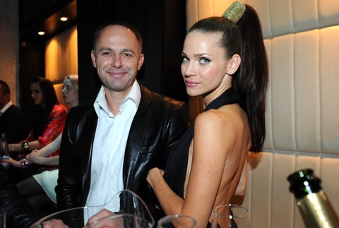 Andrea Verešová_modelka_šaty_odhalený chrbát_prsník