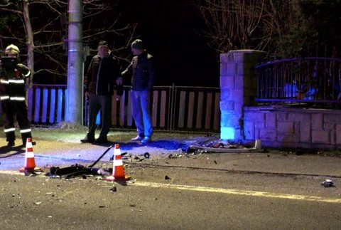 Šoféra premohla únava. Skončil v múre rodinného domu