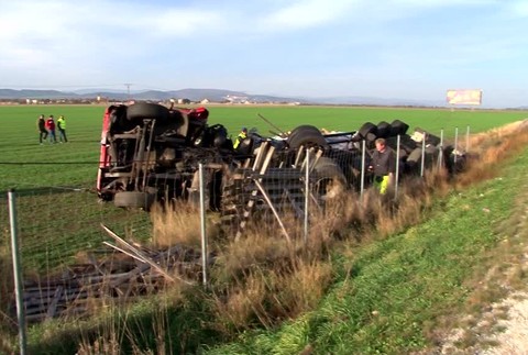 Kamión pred Ružomberkom skončil mimo cesty. Pri nehode z nádrže unikla nafta5980