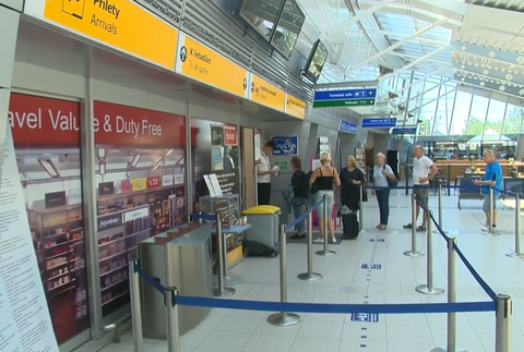 letecky alebo vlakom