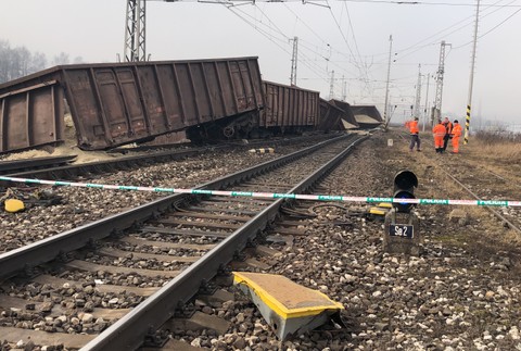 FOTO: Železničiari hlásia meškania vlakov. Vykoľajené vagóny sa nepodarilo zatiaľ odstrániť