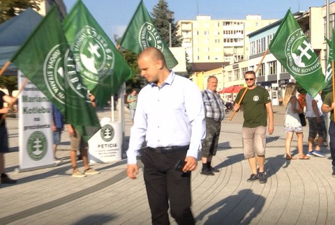 Mazurek prichádza na zhromaždenie