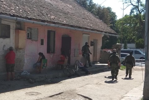 Polícia zasahuje v Seredi