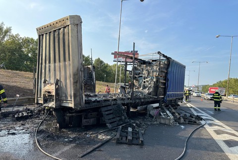 Požiar nákladného vozidla za mostom