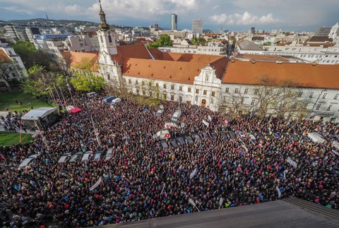Protikorupčný pochod študentov v Bratislave.jpg