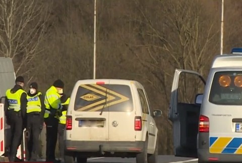 Vypila pol litra rumu a sadla si za volant. 