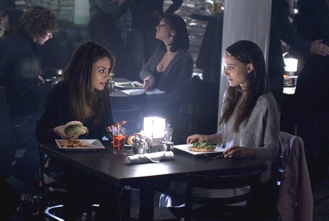 Natalie Portman a Mila Kunis vo filme Black Swan