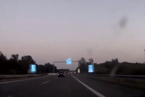 Bežná jazda skončila prepadnutím. Muž s nožom v ruke prinútil taxikára k vydaniu peňaženky a auta