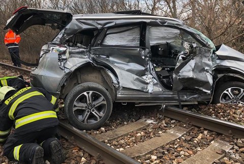 Nehoda na železničnom priecestí. Vlak tlačil auto pred sebou niekoľko metrov