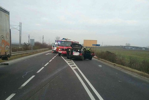Čelná zrážka dvoch áut si vyžiadala 5 zranených.  Na mieste sú aj deti