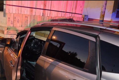 Vodiča delili od smrti centimetre. Drevené hranoly mu prerazili čelné sklo