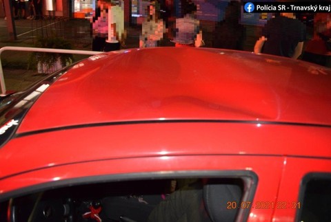 Nehoda, pri ktorej sa vážne zranil chodec