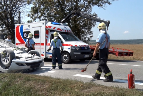 Vodič dostal za volantom mikrospánok. Po náraze sa vozidlo prevrátilo na strechu