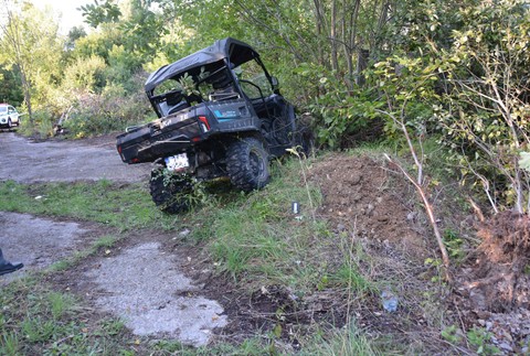Za volant štvorkolky si sadol iba 11-ročný chlapec. S kamarátom skončili v strome